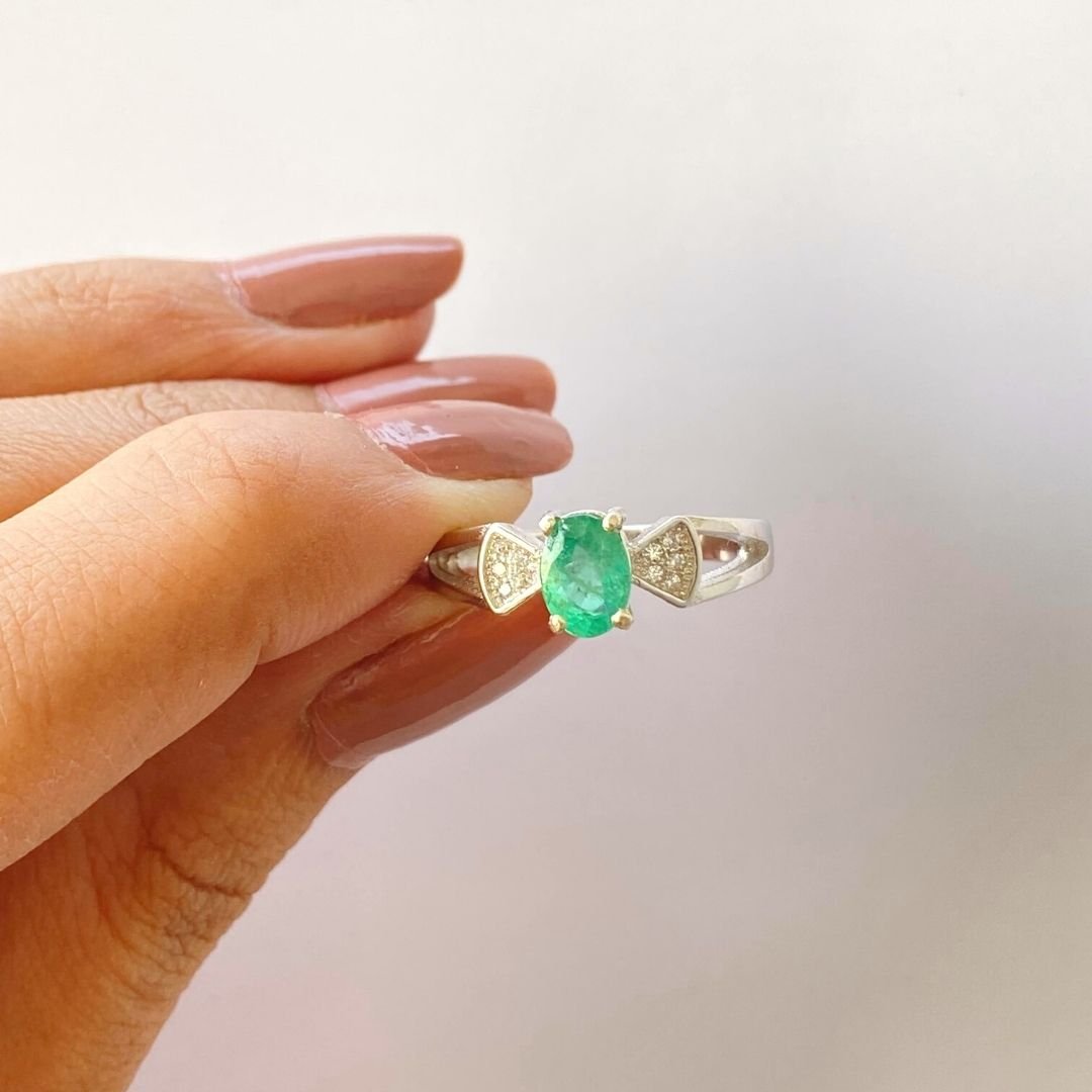 NATURAL EMERALD - BOW - SENSATION Pakistan