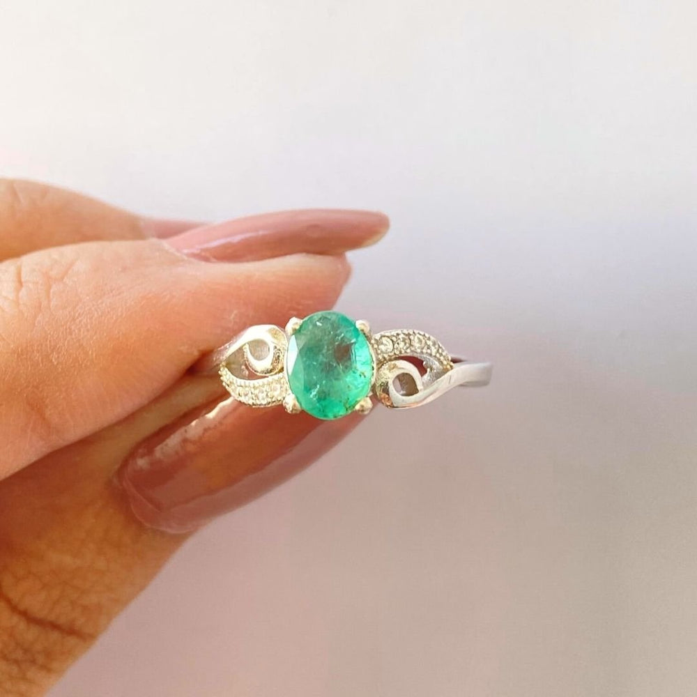 NATURAL EMERALD - LOVE KNOT - SENSATION Pakistan