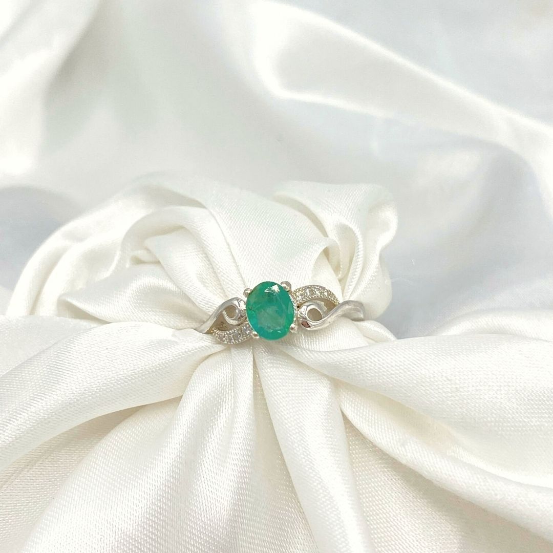 NATURAL EMERALD - LOVE KNOT - SENSATION Pakistan