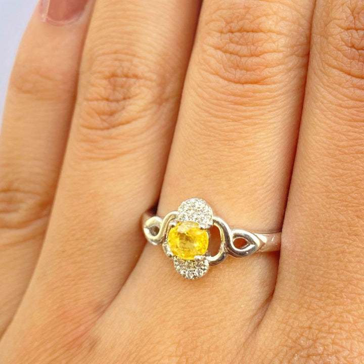 NATURAL YELLOW SAPPHIRE - FLOWER DOT - SENSATION Pakistan